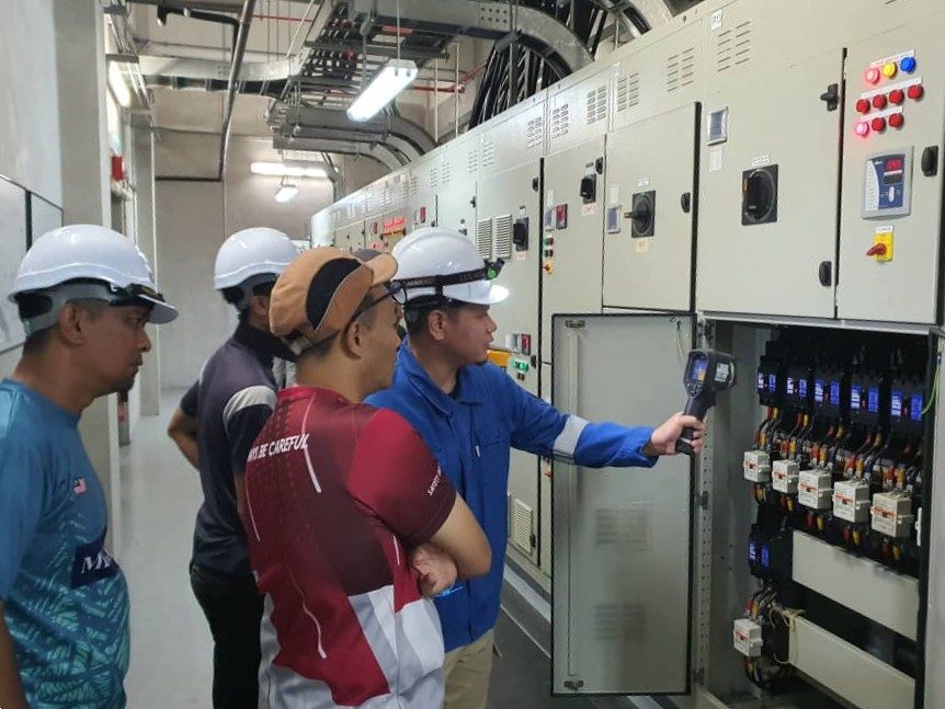 AMKA instructor and participants practising thermal inspection at Pendinginan Megajana